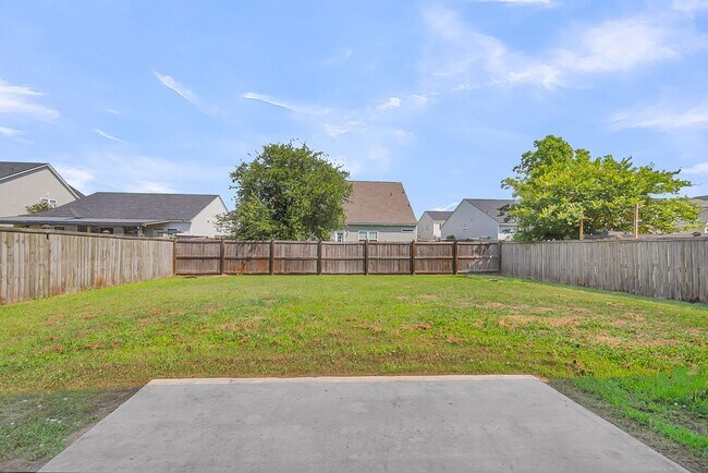 Building Photo - Convenient Location with Modern Amenities