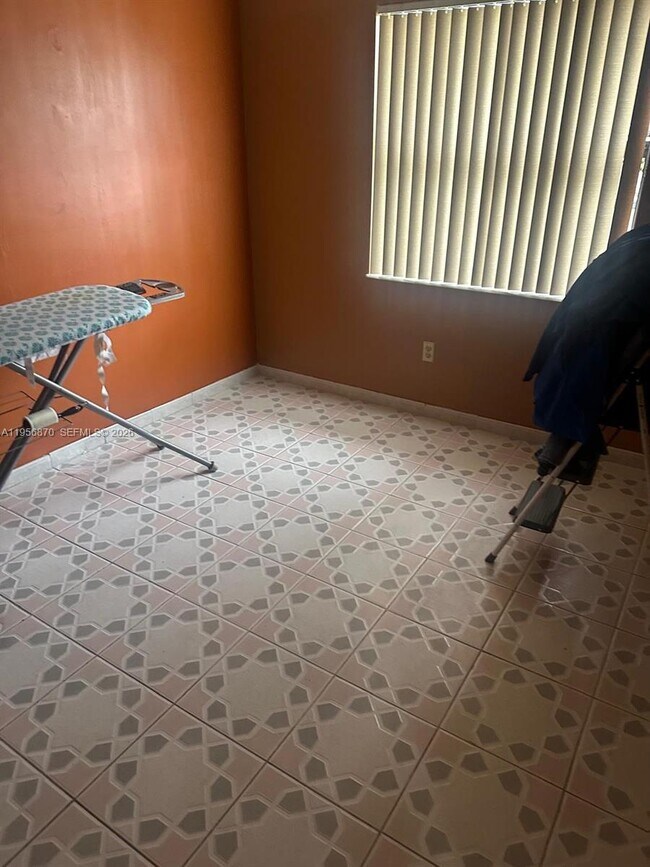 Building Photo - 855 NE 209th St