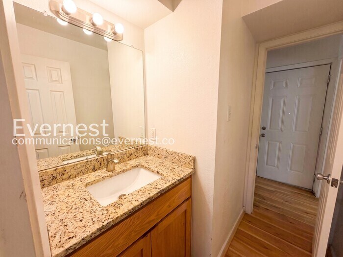 Building Photo - 707 Valley View Dr