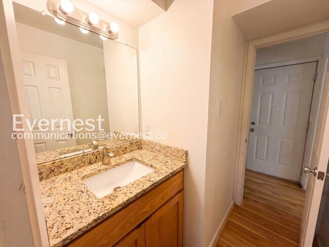 Building Photo - Spacious 2Beds 2Baths Townhome with Fenced Yard and Garage! / Available Now!