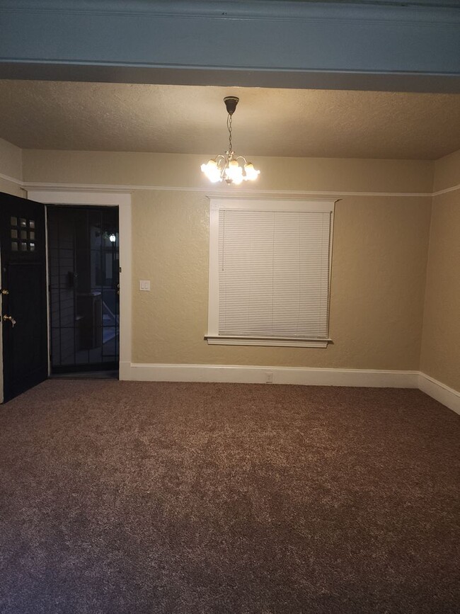 Building Photo - Move in Special -Downtown home, 3 bedroom,...