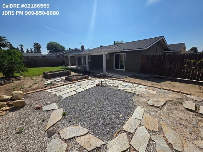 Building Photo - Ontario 3 Bedroom Home