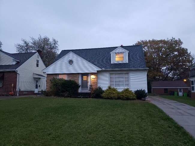 Building Photo - 3 bedroom Bungalow with finished basement