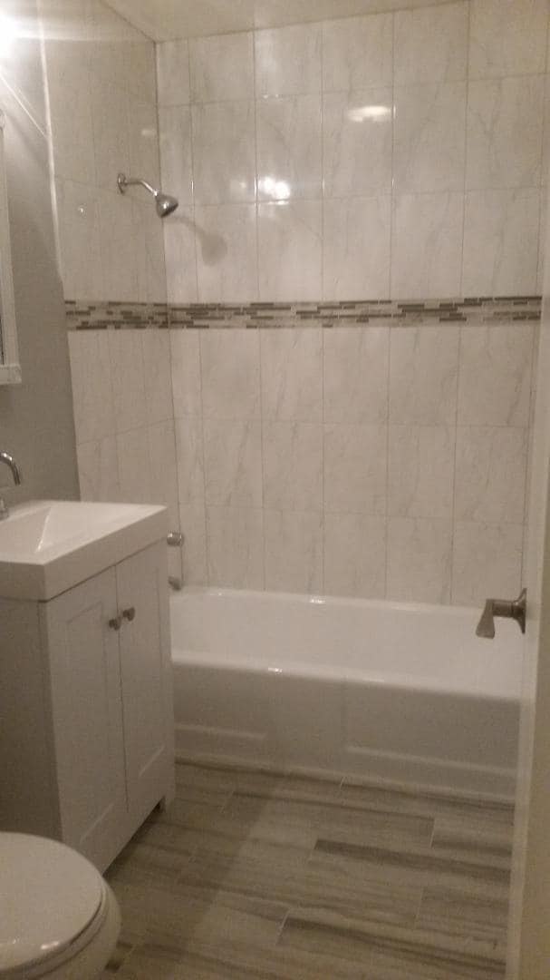 Building Photo - 2405 W Balmoral Ave