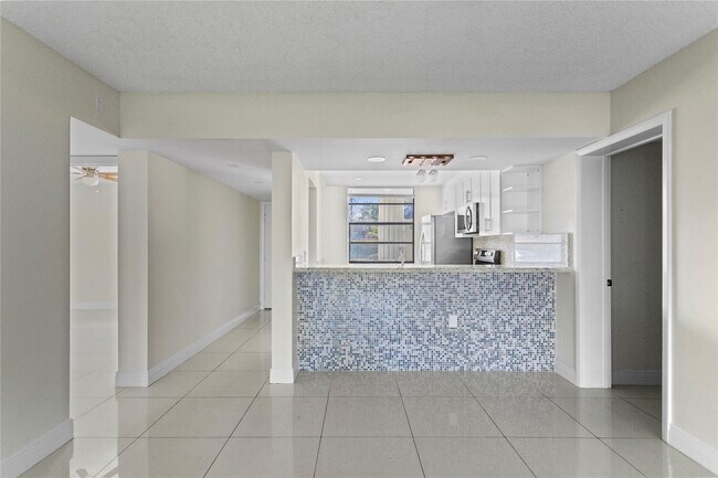 Building Photo - 1719 Whitehall Dr