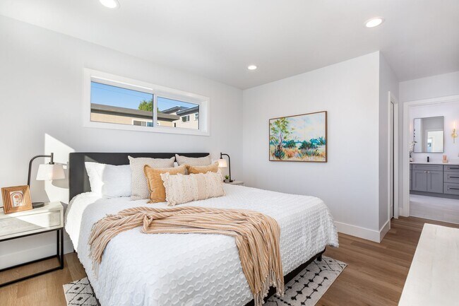 Building Photo - Ballard Living: Contemporary 5BR, 3.5BA Top-Level Unit!!