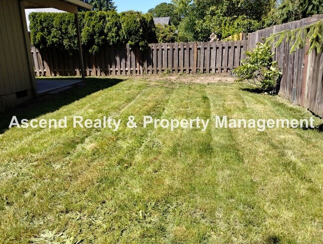 Building Photo - Ranch in Quiet Neighborhood with Fenced Ya...