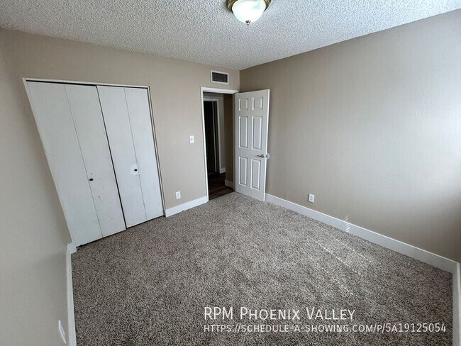 Building Photo - 8443 W Glenrosa Ave