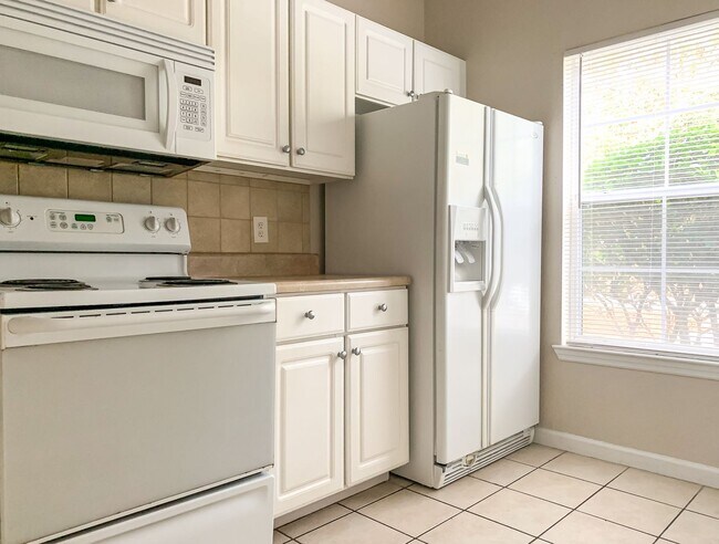 Building Photo - Beautiful 2/2.5 in Magnolia Place