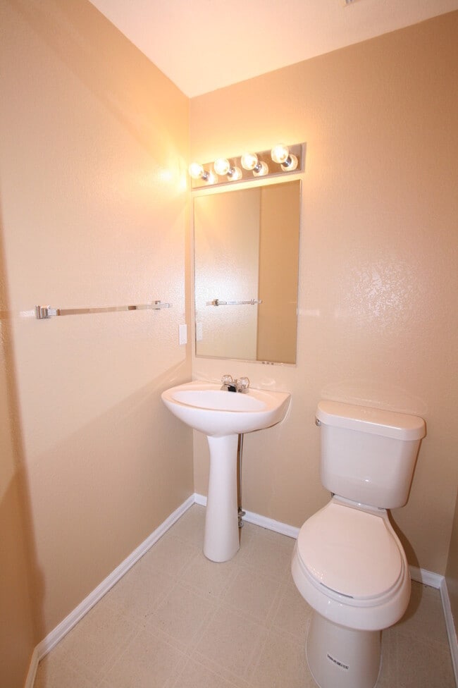 Building Photo - Lovely 3 bedroom home located in quiet nei...