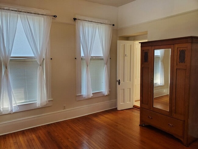 Building Photo - 2-bedroom, 2 bath Victorian style Upstairs unit with two balconies!