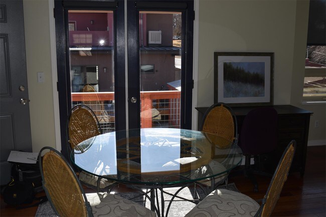 Building Photo - 129 1/2 W 3rd St