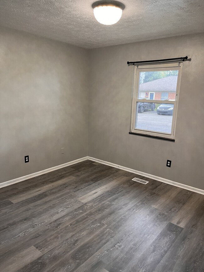 Building Photo - 5174-5174 Belle Isle Dr