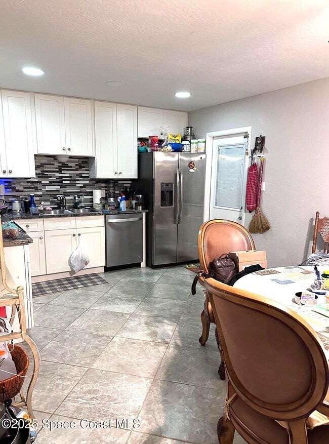 Building Photo - 2014 Manor Dr NE