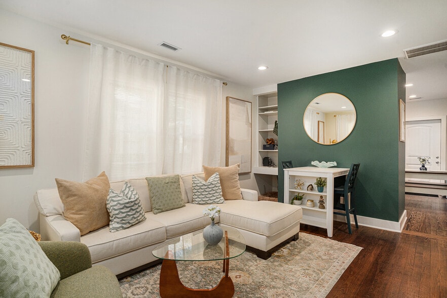 Primary Photo - 1913 Orvid St