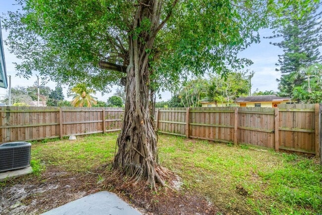 Building Photo - 4915 Gulfstream Rd