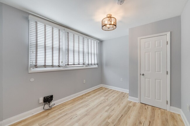 Building Photo - Updated Brentwood 2BR/1BA Condo with Bright, Open Living