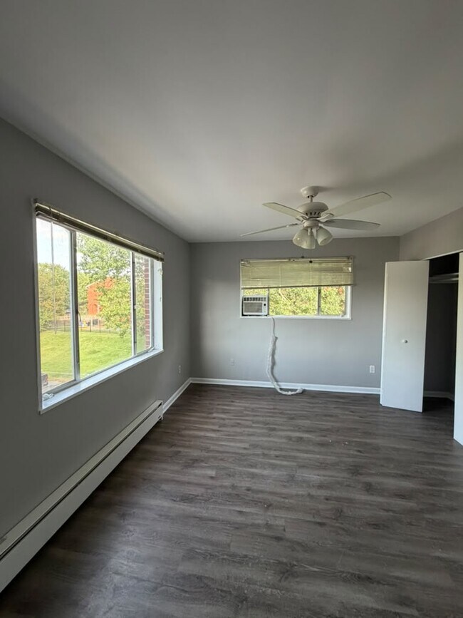 Building Photo - Heart of Laurel unit 12