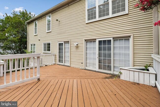 Building Photo - 820 Chatsworth Dr