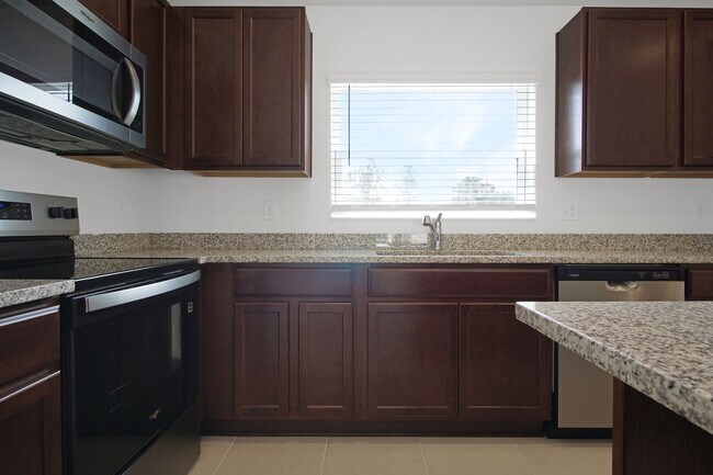 Building Photo - Modern Comfort Meets Convenience