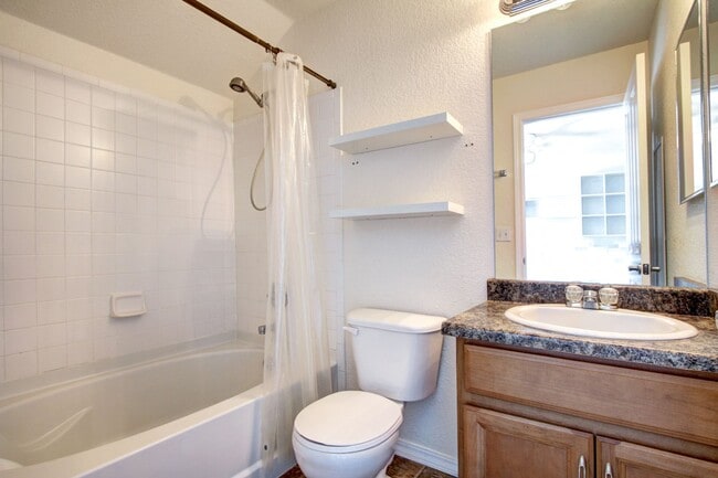 Building Photo - Rare Sapphire Pointe 2 bed townhome for le...