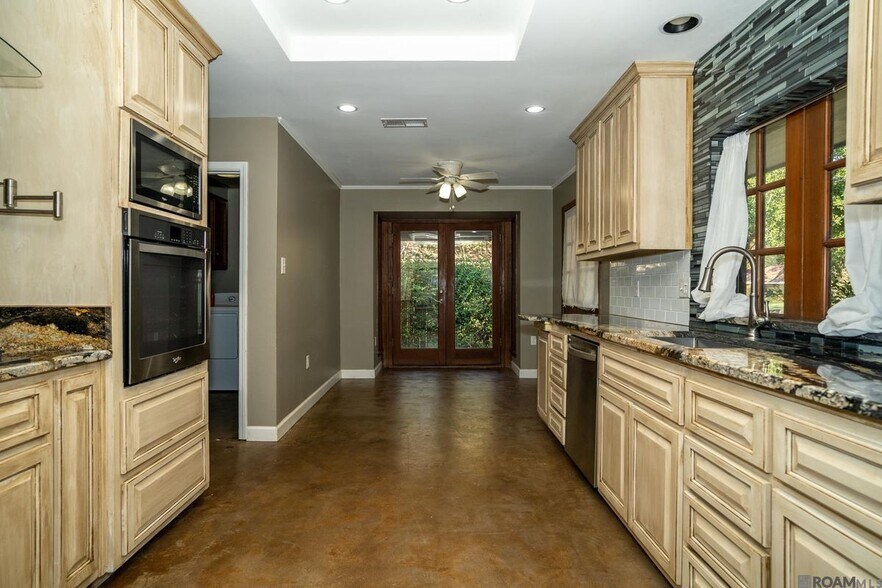 Building Photo - 3736 Sessions Dr