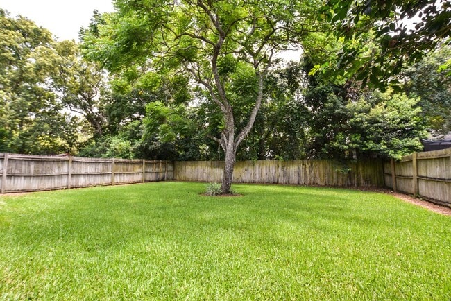 Building Photo - Charming 4/2 Colonial Town North Home with...