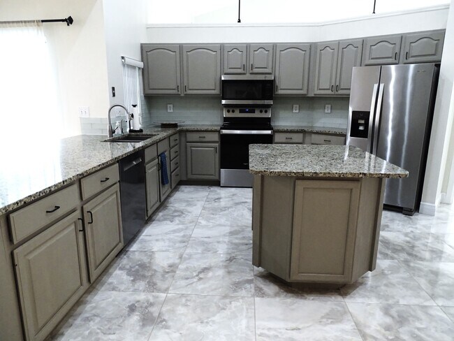 Building Photo - 6325 Winding Lake Dr