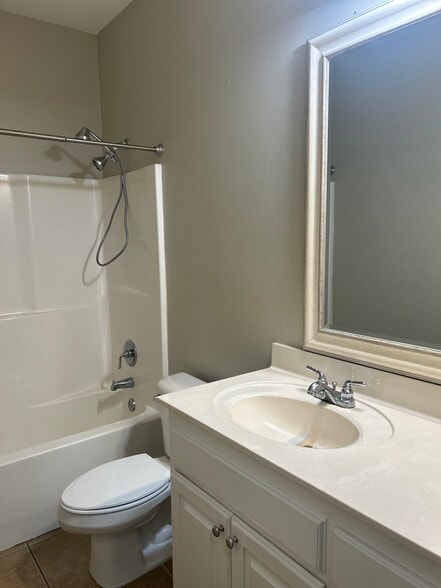 Hall Bathroom - 3122 Nicholson Lake Dr