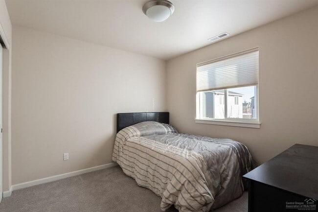 Building Photo - Well maintained home in SE Bend with AC!