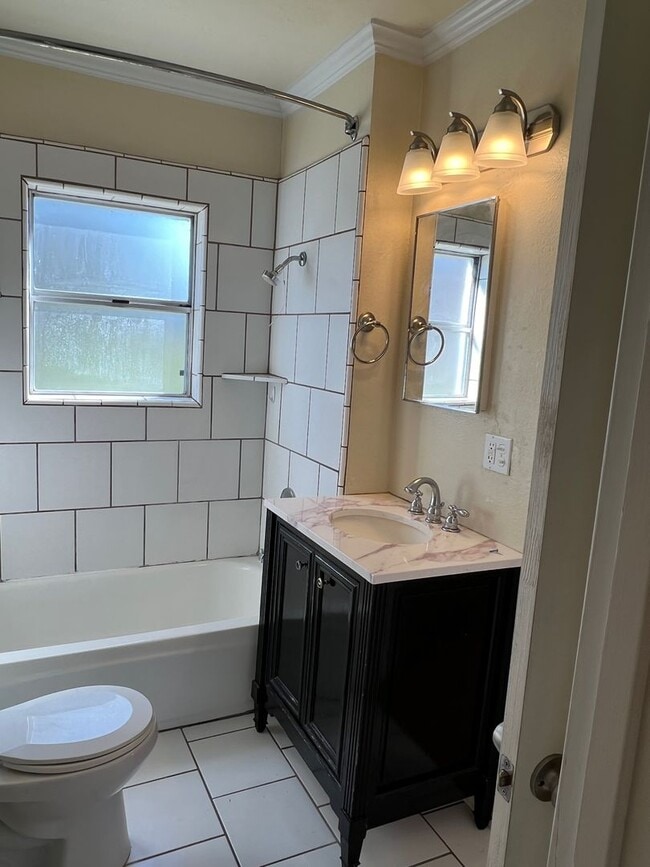 Building Photo - 2 Bedroom 1 Bath House For Rent!