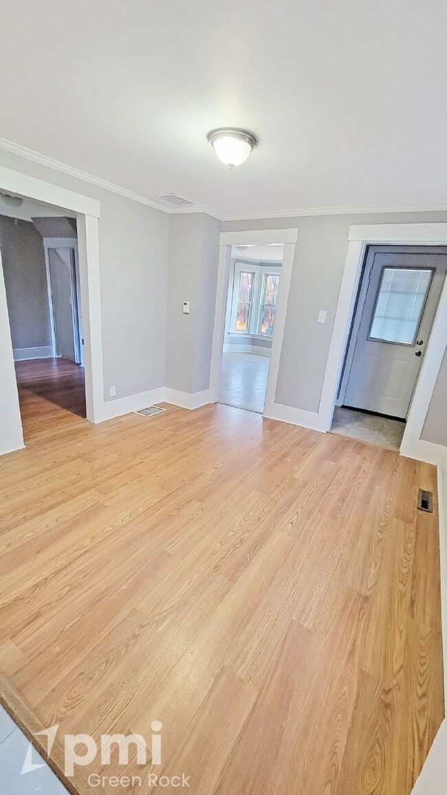 Building Photo - Charming 3-bedroom Rental with Hardwood Fl...