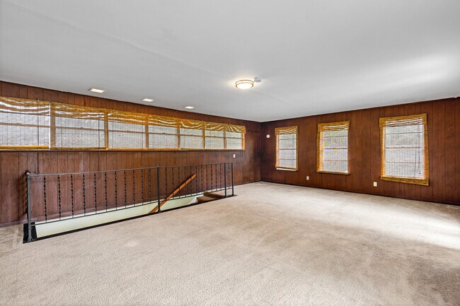 Building Photo - 326 S Barbara St