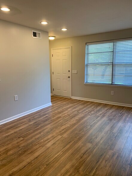 Building Photo - 329 Deer Lake Dr