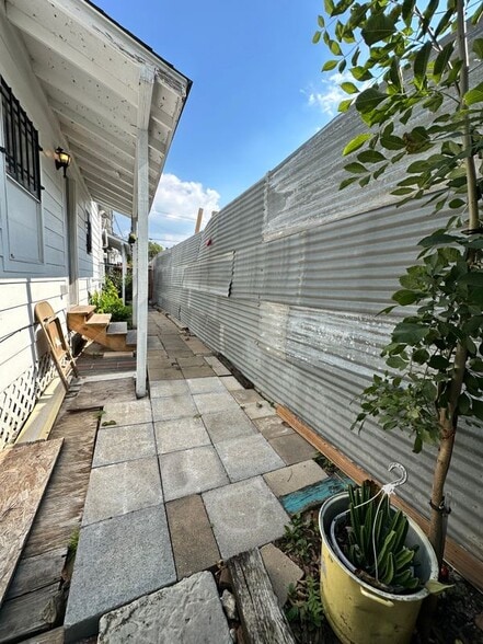 Building Photo - 305 N Live Oak St