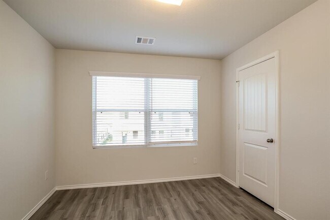Building Photo - 150 Spring Meadows Cir
