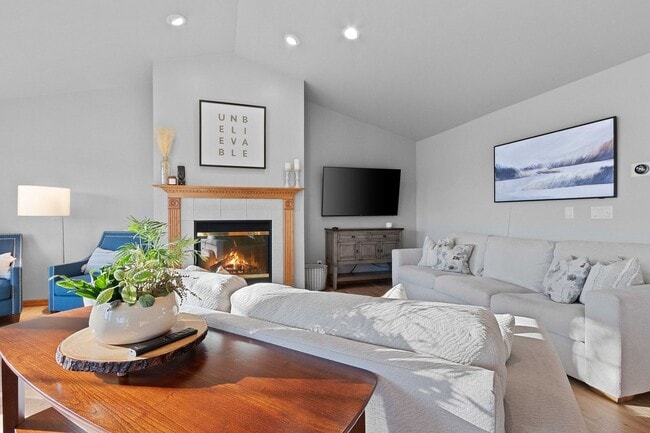 Building Photo - River Point Court Duplex