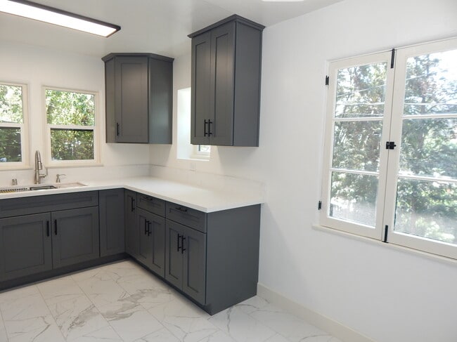 Building Photo - 1764 Prospect Dr
