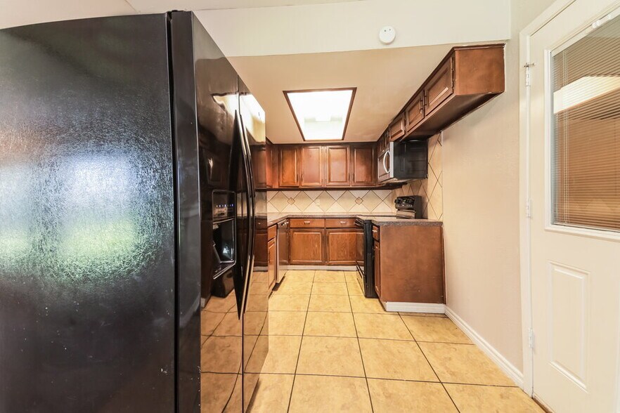 Building Photo - 742 Yale Dr