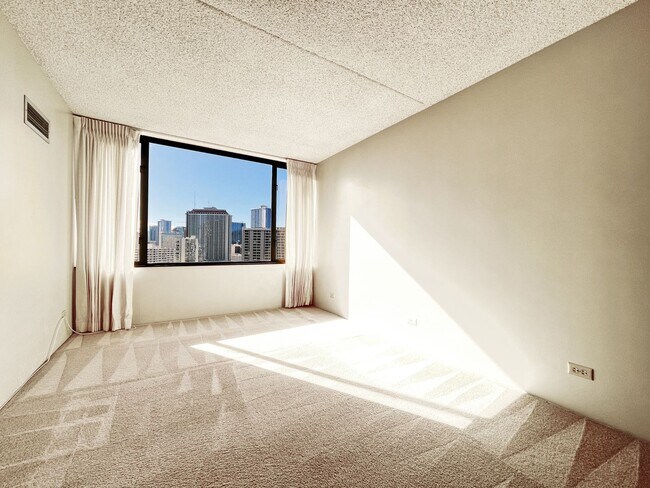 Building Photo - Downtown Waikiki 1/1 with Central A/C.  Re...