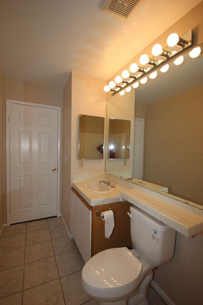 Building Photo - Lovely 2 Bed 2 Bath Downstairs Condo in Gr...