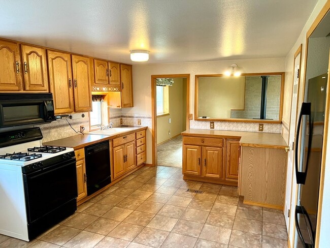 Building Photo - Pet Friendly 2 Bed 2 Bath Single Family Home With Garage, Private Deck and Big Yard!