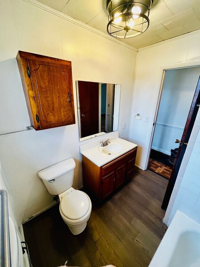 Building Photo - 1033 W 33rd St