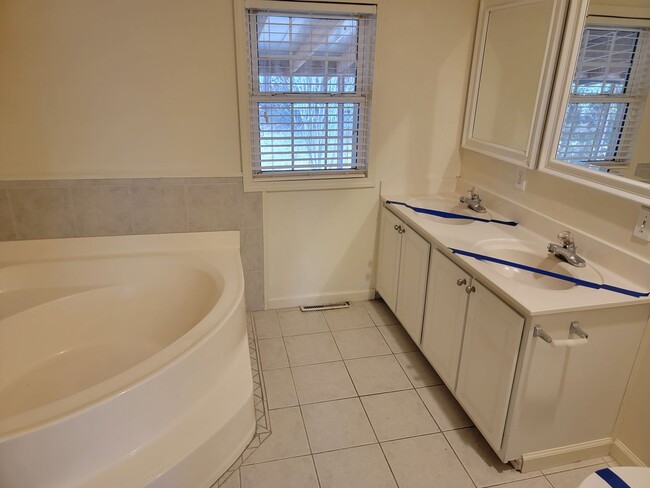 Building Photo - 3 Bedroom 2 Bathroom House