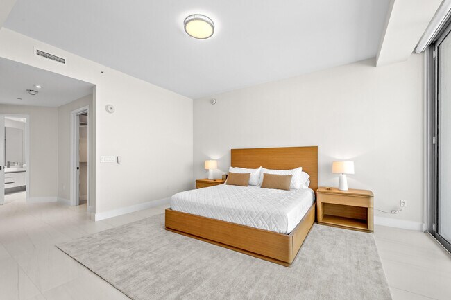 Building Photo - 3100 N Ocean Dr