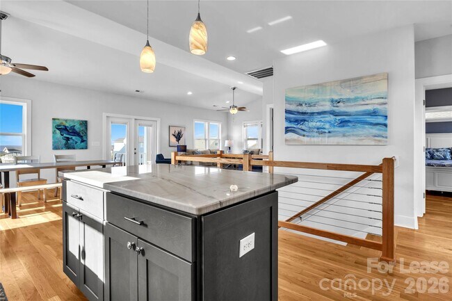 Building Photo - 1708 W Dolphin Dr