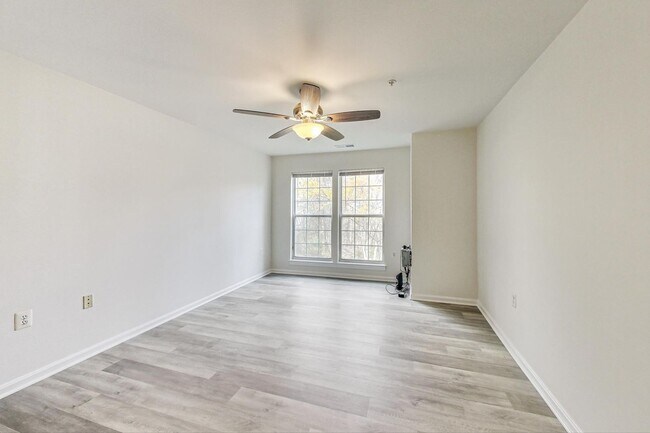 Building Photo - Renovated 2BD/2BA with 1 Reserved Parking ...