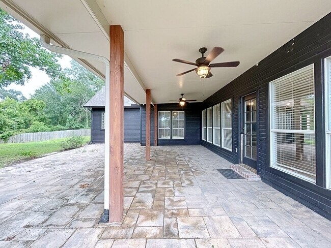 Building Photo - 3919 Meadow Ridge Dr