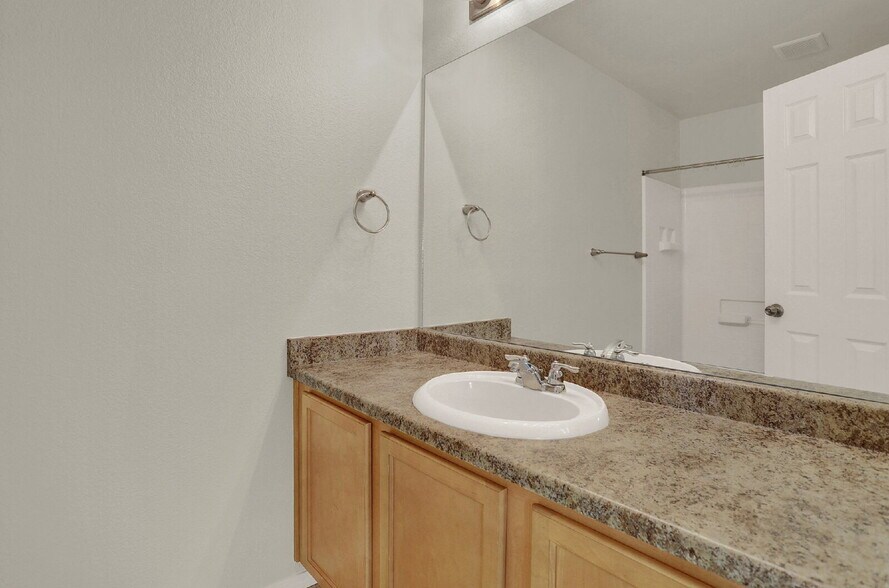 Building Photo - Updated 2-Bed Townhome Just Minutes from F...