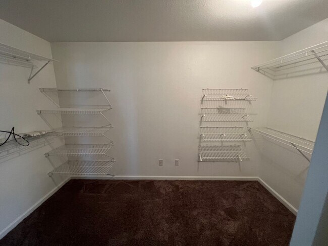 Building Photo - 4556 Deslin Dr